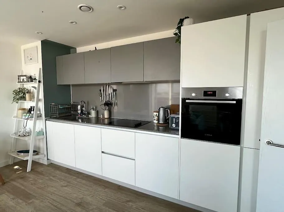 Elegant Chic Living: 1 Bed In Vibrant London Area Apartment 0*,