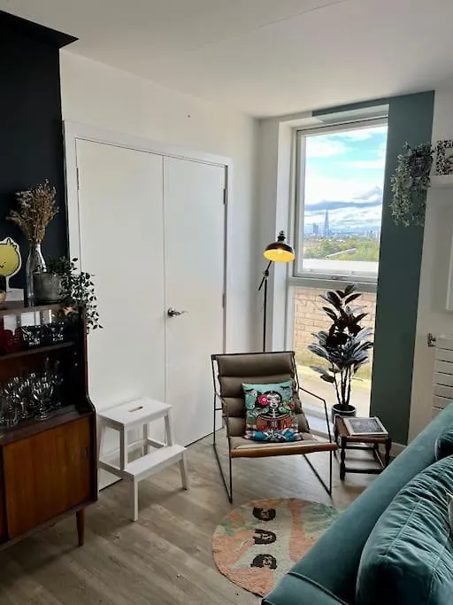 Elegant Chic Living: 1 Bed In Vibrant London Area Apartment