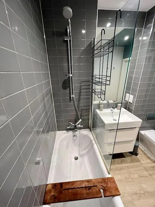 Elegant Chic Living: 1 Bed In Vibrant London Area Apartment