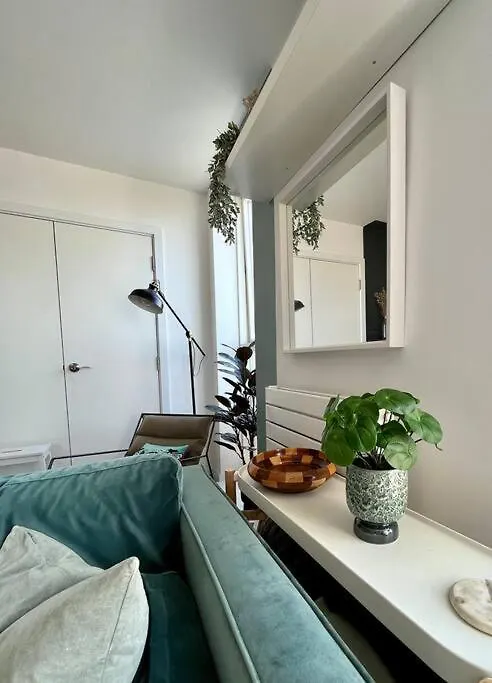 Elegant Chic Living: 1 Bed In Vibrant London Area Apartment