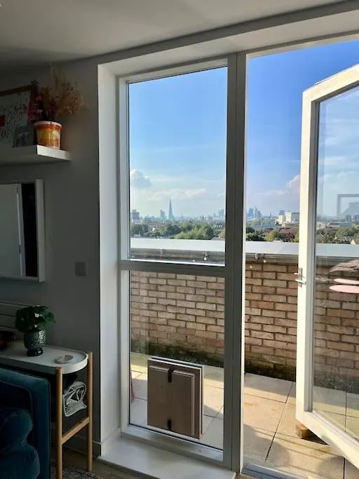 Elegant Chic Living: 1 Bed In Vibrant London Area Apartment