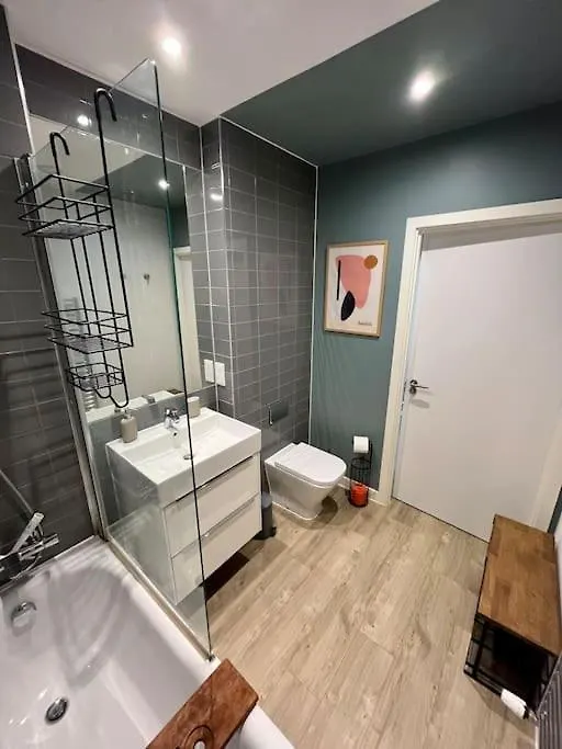 Elegant Chic Living: 1 Bed In Vibrant London Area Apartment 0*,  United Kingdom